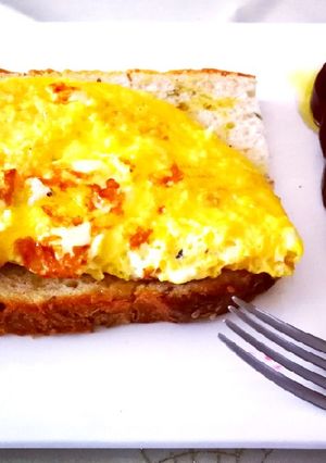Foto principal de Tortilla de huevo con queso griego y remolacha con anís