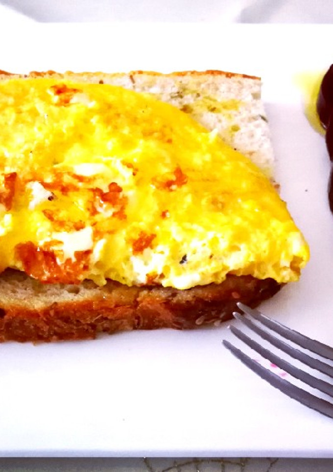 Una foto de Tortilla de huevo con queso griego y remolacha con anís