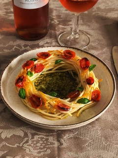 Foto di Spaghetti freddi agli agrumi e timo con pomodorini confit e olio al basilico fresco