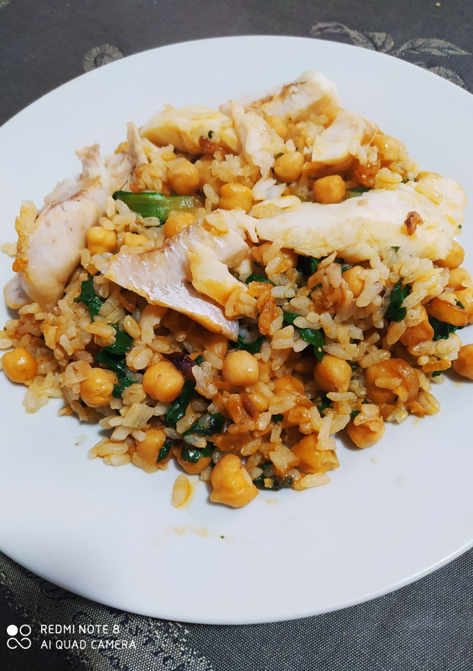 Una foto de Garbanzos con acelgas y merluza