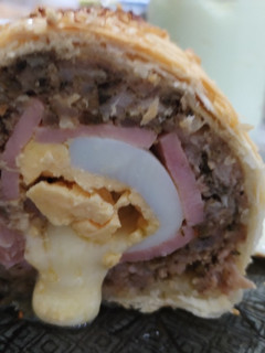 Una foto de Rollo de carne envuelto en masa de hojaldre