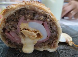 Rollo de carne envuelto en masa de hojaldre Una foto de Rollo de carne envuelto en masa de hojaldre
