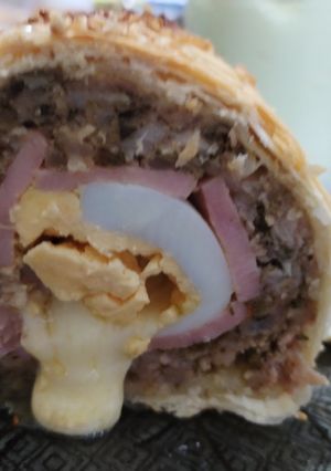 Una foto de Rollo de carne envuelto en masa de hojaldre