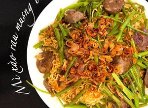 Hình của món Mì gói xào rau muống bò viên.