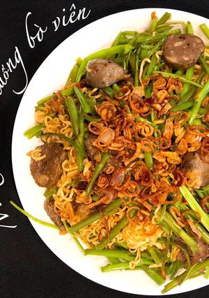 Hình của món Mì gói xào rau muống bò viên.