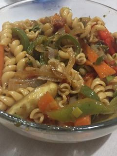 Una foto de Salteado de fideos con vegetales