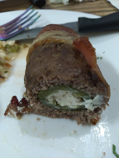 Una foto de Carne y chile relleno de queso con tocino