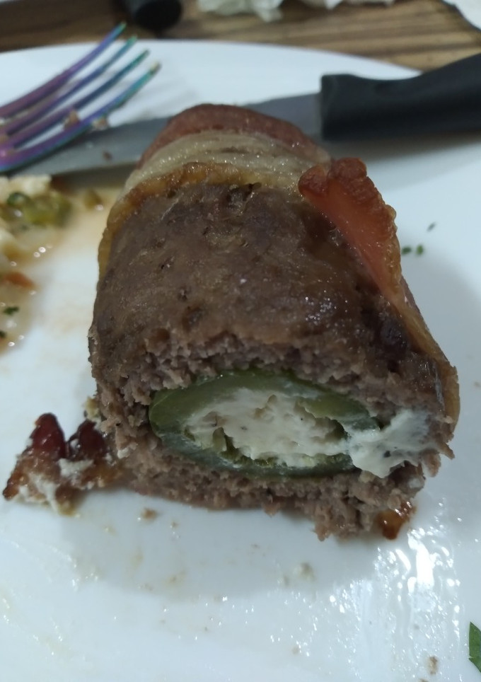 Una foto de Carne y chile relleno de queso con tocino