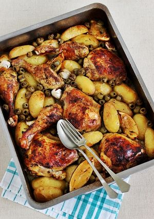 Tepsis csirkecomb vele sült körettel recept fotója