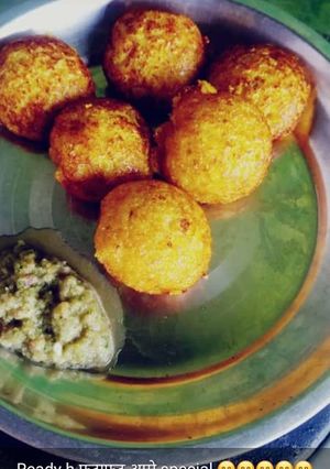 A picture of Appe with Coriander Chutney.