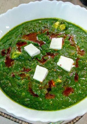 A picture of Palak paneer.