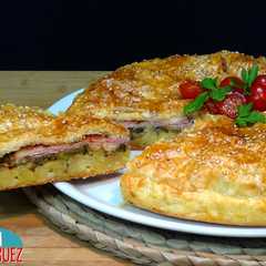 Una foto de Hojaldre relleno de patata, calabacín, jamón y queso
