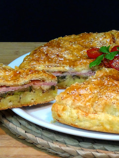 Una foto de Hojaldre relleno de patata, calabacín, jamón y queso