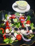 Ensalada Griega Con Salsa Tzatziki 🥗
