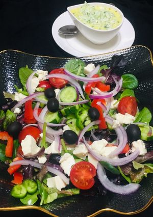 Una foto de Ensalada Griega Con Salsa Tzatziki 🥗