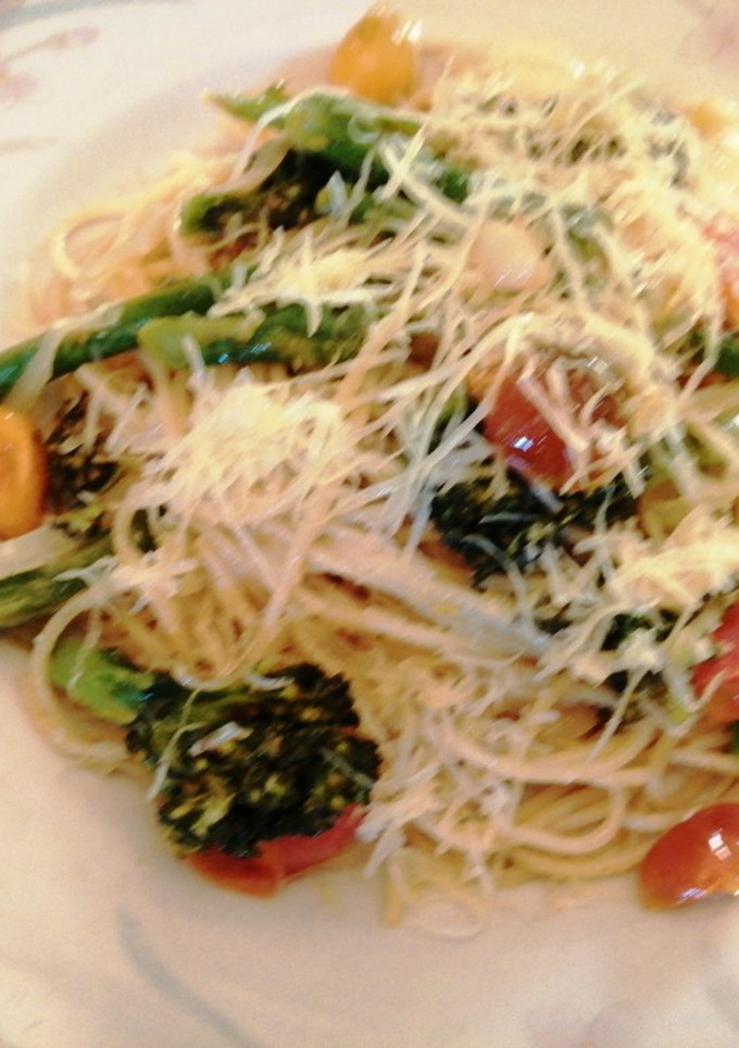 Una foto de Brocolini al limón con spaghetti