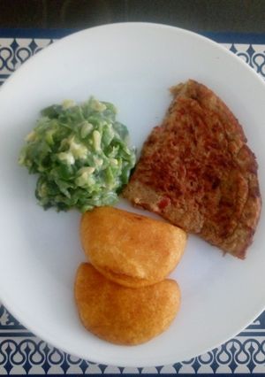 Una foto de Torta de atún con empanadas de queso costeño