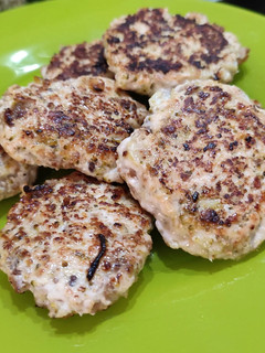 Una foto de 👶 Hamburguesas de pollo y brócoli (BLW)