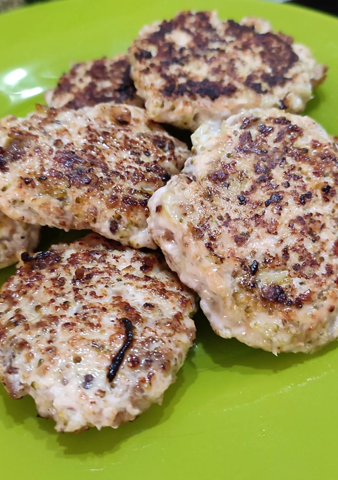 Una foto de 👶 Hamburguesas de pollo y brócoli (BLW)