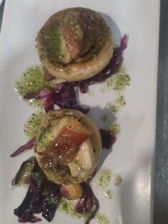 Una foto de Champiñones a la plancha con jamón serrano y salsa verde