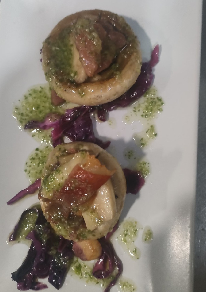 Una foto de Champiñones a la plancha con jamón serrano y salsa verde