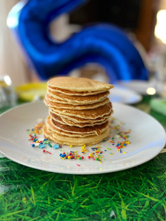 Una foto de Tortitas americanas ¡auténticas! para desayuno cumple 5 Mateo 🎂🥞⚽️