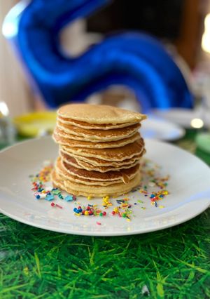 Una foto de Tortitas americanas ¡auténticas! para desayuno cumple 5 Mateo 🎂🥞⚽️