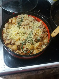 Una foto de Pasta en salsa de carne y espinaca