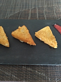 Una foto de Queso frito con mermelada de frambuesa casera