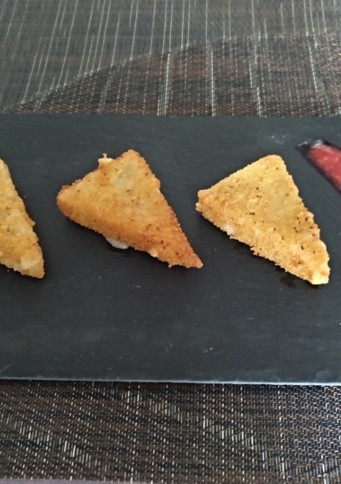 Una foto de Queso frito con mermelada de frambuesa casera