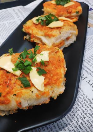 A picture of Cheese chutney Pav.