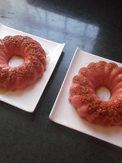 Una foto de Roscas de flan de arroz rojo
