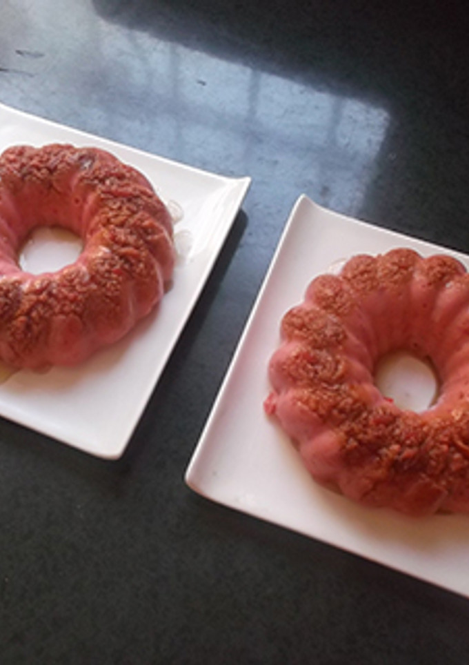 Una foto de Roscas de flan de arroz rojo