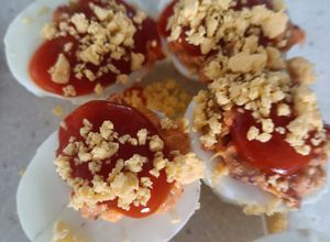 Foto principal de Huevos rellenos de bonito y pimiento morrón