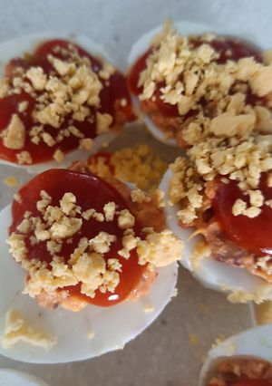 Una foto de Huevos rellenos de bonito y pimiento morrón
