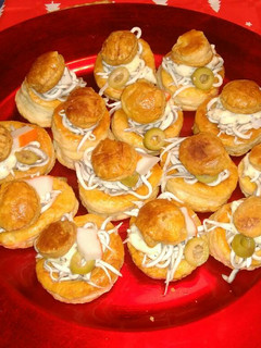 Una foto de Canapés de gulas con salsa Tártara