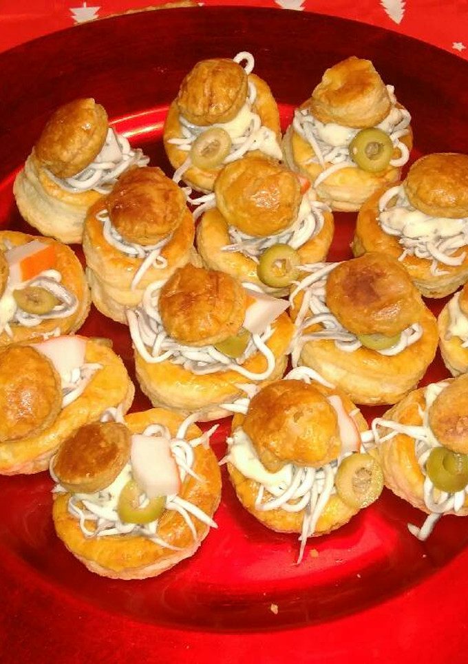 Una foto de Canapés de gulas con salsa Tártara