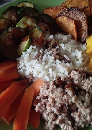 Una foto de Mi bowl de Arroz con vegetales y atún... 🍱🥗🥙🍚🥫🍱
