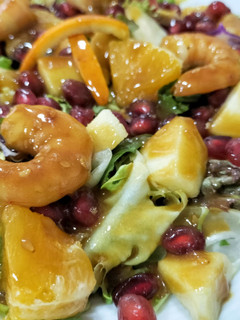 Una foto de Ensalada de brotes, fruta y langostinos