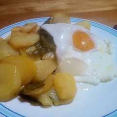 Una foto de Patatas a lo pobre con huevo de gallinas camperas