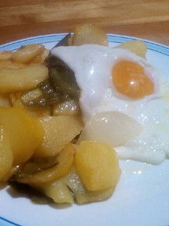 Una foto de Patatas a lo pobre con huevo de gallinas camperas