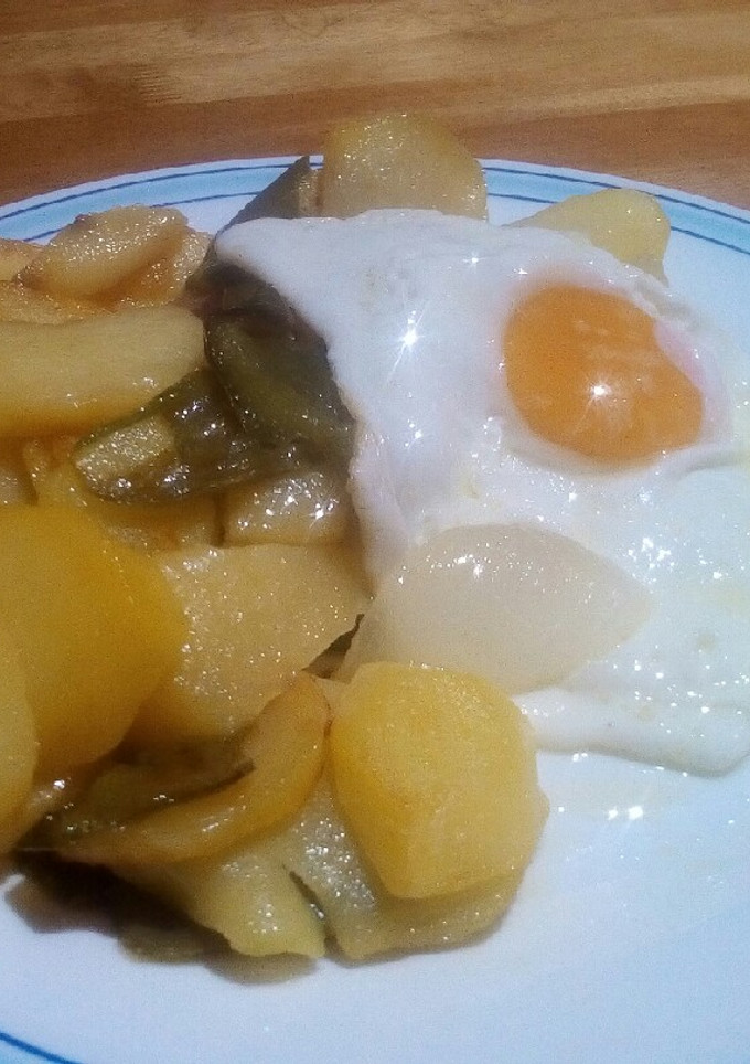 Una foto de Patatas a lo pobre con huevo de gallinas camperas