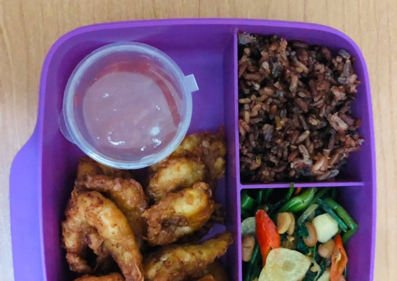 Bekal simpel udang goreng tepung dan kangkung tauco