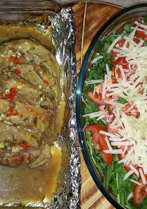 Una foto de Bola de lomo de cerdo agridulce con ensalada