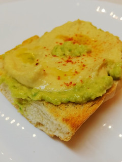 Una foto de Tosta de aguacate y hummus