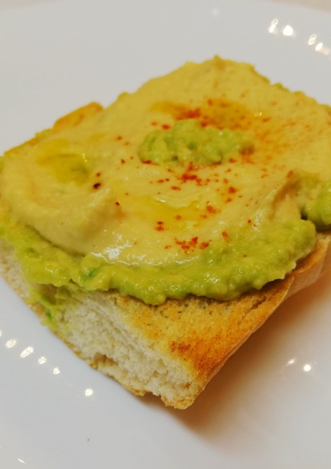 Una foto de Tosta de aguacate y hummus