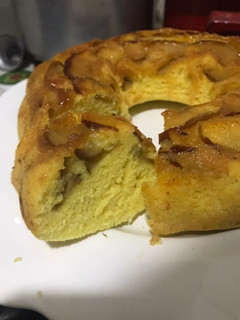 Una foto de Torta invertida de manzana y coco 🍎 🥥