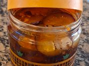 Una foto de berenjena en escabeche con pimentón