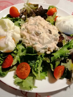 Una foto de Ensalada de atún con huevos mollet