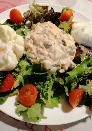 Una foto de Ensalada de atún con huevos mollet